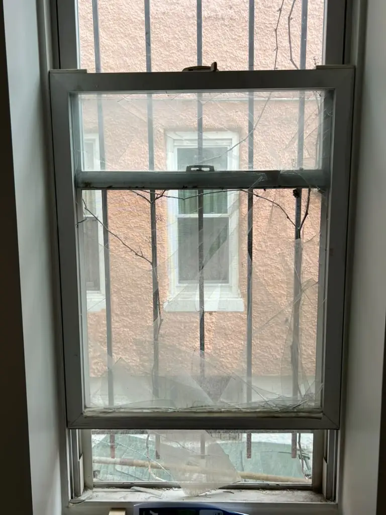 professional glass replacement and sealing process